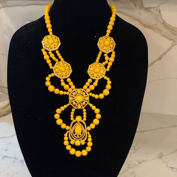Jewelry - Vintage yellow necklace